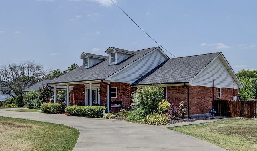 405 N Wickham St, Alvord, TX 76225 - 3 Beds, 2 Bath