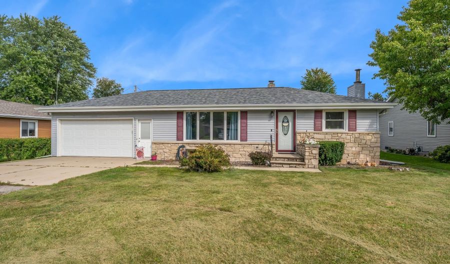 3030 N MORRISON St, Appleton, WI 54911 - 3 Beds, 2 Bath