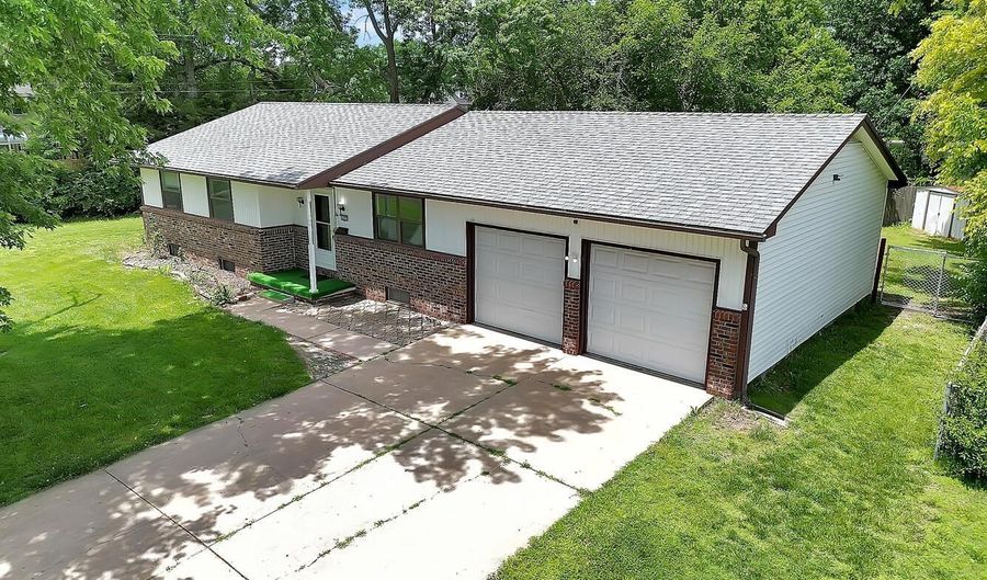 6222 Danbury St, Bel Aire, KS 67220 - 3 Beds, 2 Bath