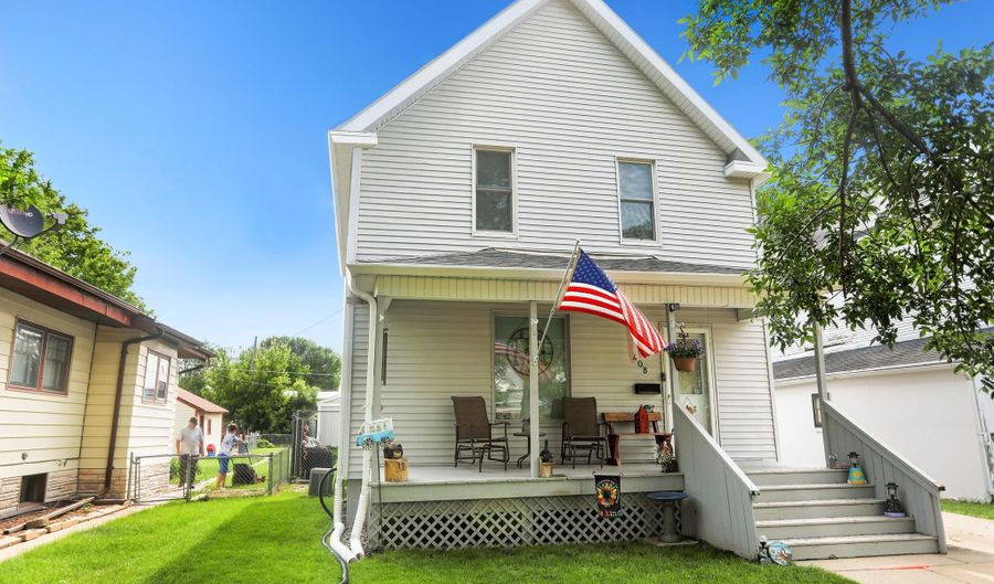 408 N 1st St, Aberdeen, SD 57401 - 3 Beds, 2 Bath
