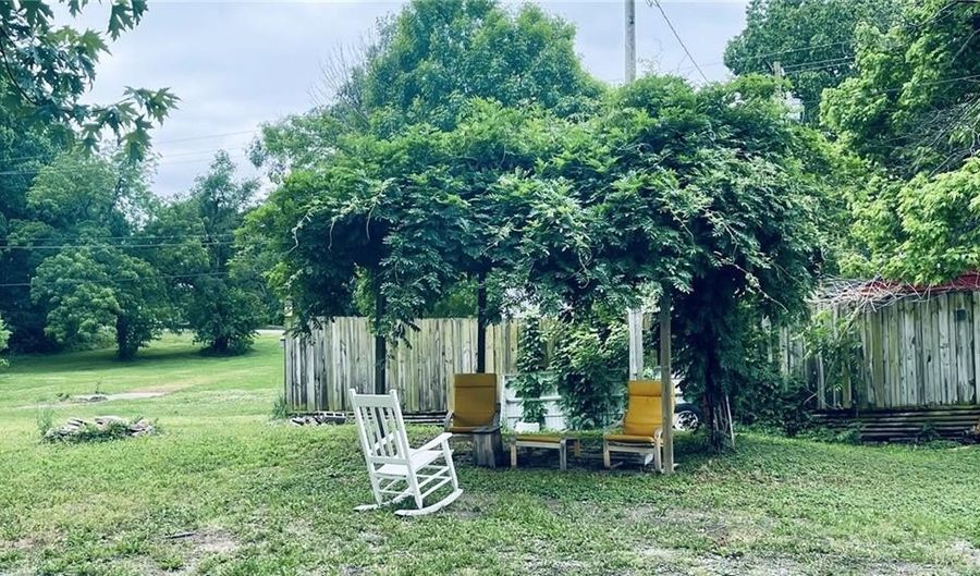 416 N 9th St, Atchison, KS 66002 - 3 Beds, 1 Bath