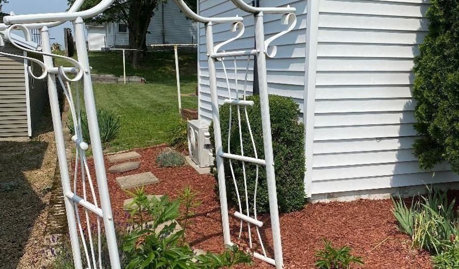 138 N Harrison St, Bloomfield, IN 47424 - 2 Beds, 1 Bath