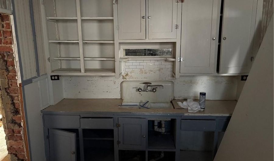 1015 S 6th St, Atchison, KS 66002 - 3 Beds, 2 Bath