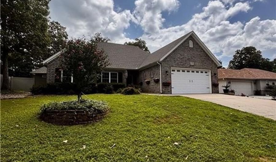 15 Thackery Ln, Bella Vista, AR 72714 - 3 Beds, 2 Bath