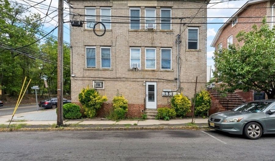 1 Cedar Hill Ave, Belleville, NJ 07109 - 5 Beds, 3 Bath