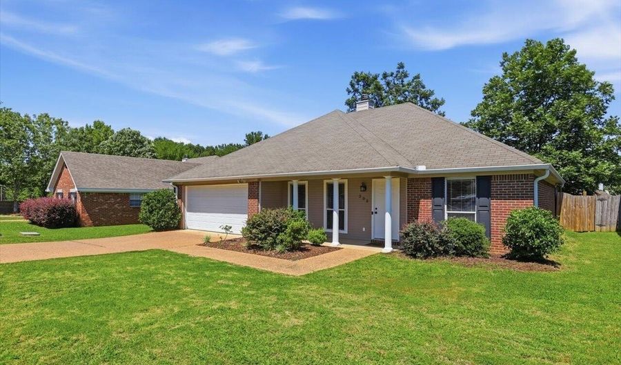 203 Edgewater Branch Dr, Brandon, MS 39042 - 3 Beds, 2 Bath