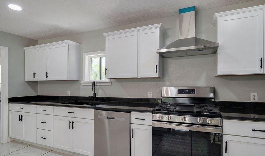 116 E Hadley St, Aurora, MO 65605 - 3 Beds, 1 Bath