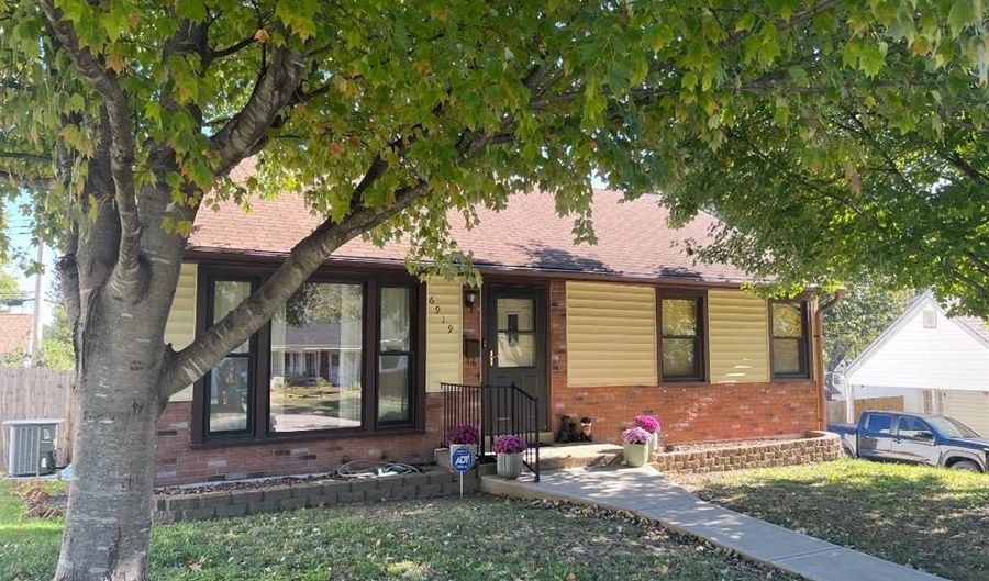 6919 Greenholly Dr, Affton, MO 63123 - 3 Beds, 1 Bath