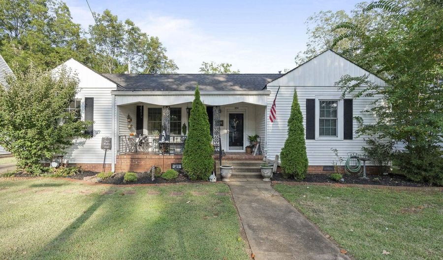 404 N Madison St, Athens, AL 35611 - 3 Beds, 2 Bath