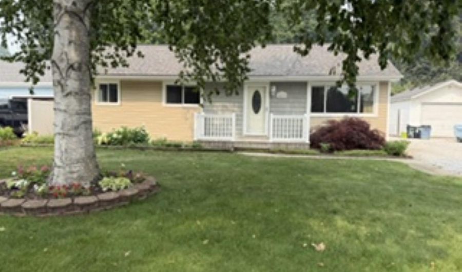 1819 Washington St, Algonac, MI 48001 - 2 Beds, 1 Bath