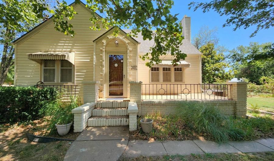 423 N Lincoln Ave, Anthony, KS 67003 - 3 Beds, 2 Bath
