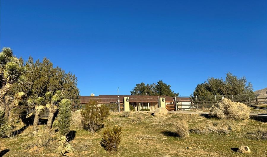 19574 Happy Vly, Apple Valley, CA 92308 - 4 Beds, 4 Bath