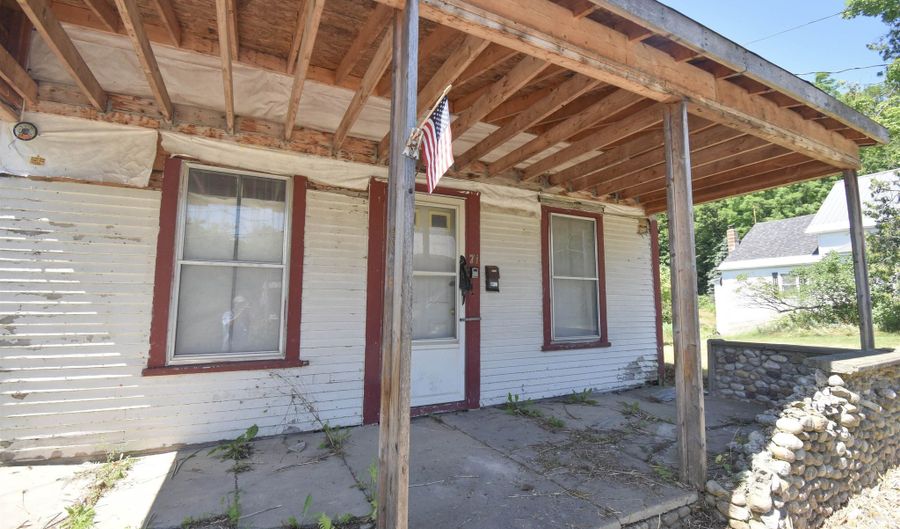 71 Maple St, Brandon, VT 05733 - 3 Beds, 1 Bath