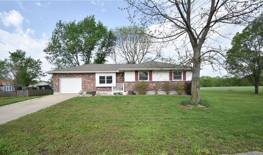 406 N Missouri St, Archie, MO 64725 - 2 Beds, 2 Bath