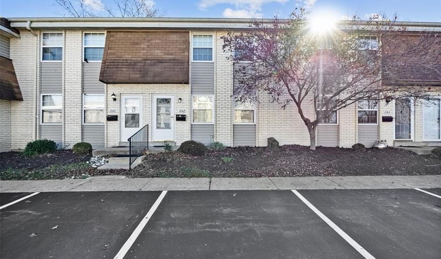 842 Wendevy Ct, Ballwin, MO 63011 - 3 Beds, 3 Bath