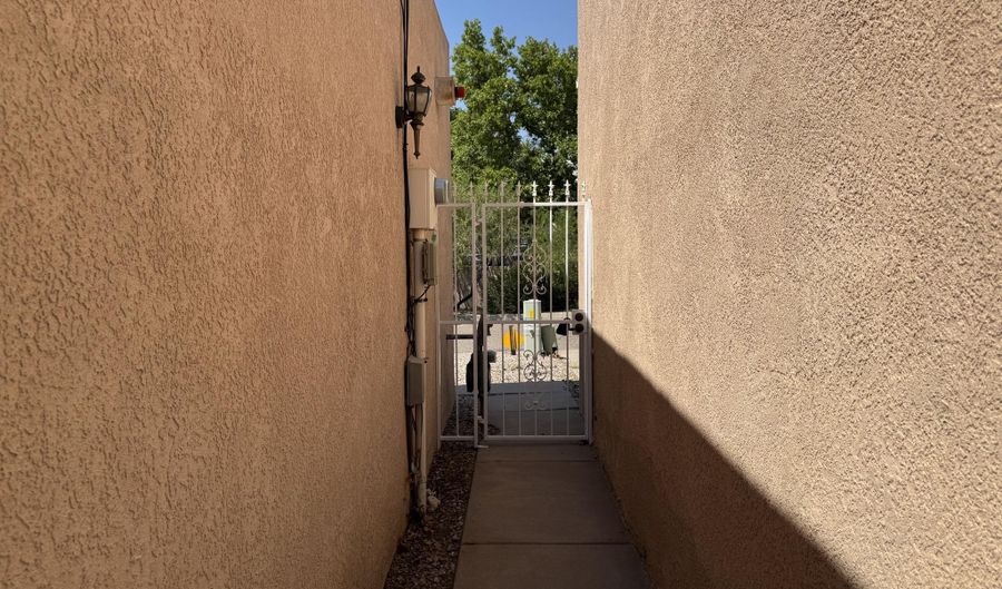 9704 LAGRIMA DE ORO Rd NE, Albuquerque, NM 87111 - 3 Beds, 3 Bath