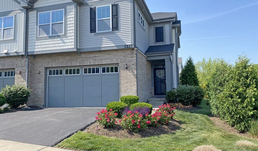 3221 N Heritage Ln, Arlington Heights, IL 60004 - 3 Beds, 3 Bath