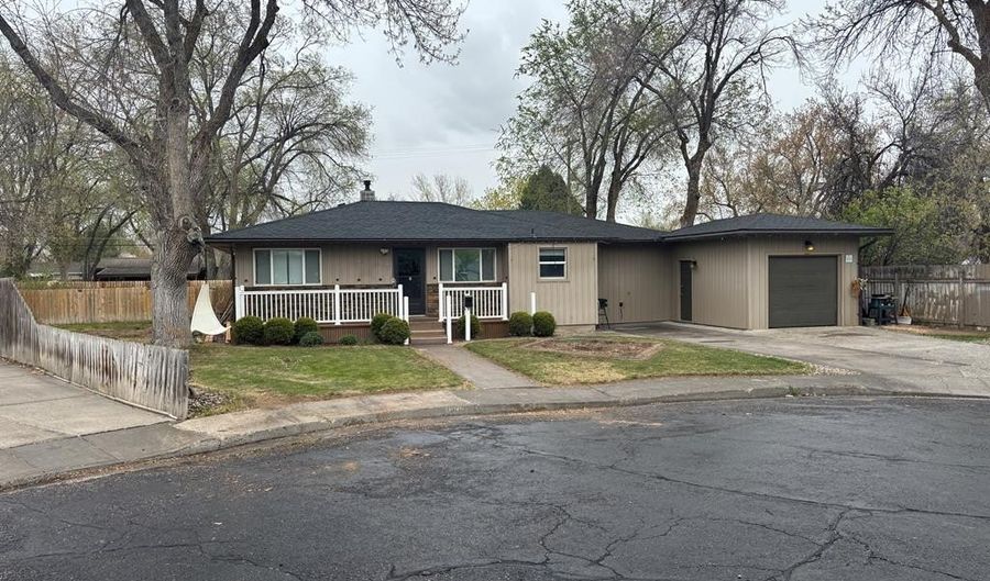 1895 Bittern Dr, Ammon, ID 83406 - 6 Beds, 3 Bath