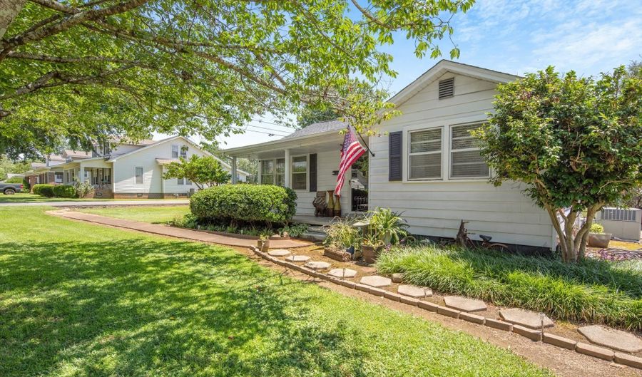 801 1st Ave, Athens, AL 35611 - 3 Beds, 2 Bath