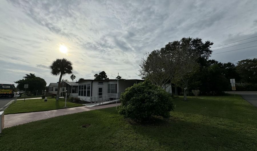 527 Egret Cir, Barefoot Bay, FL 32976 - 2 Beds, 2 Bath