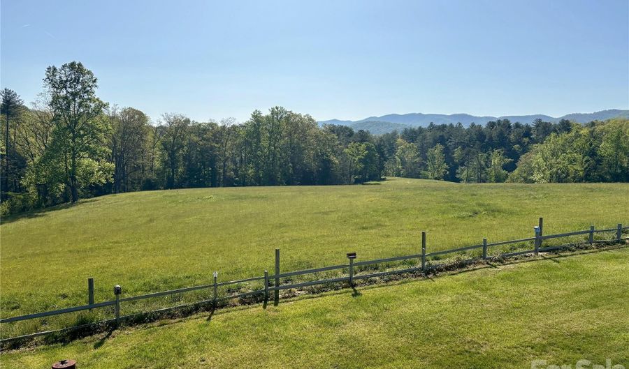 377 Upper Grassy Branch Rd, Asheville, NC 28805 - 2 Beds, 4 Bath