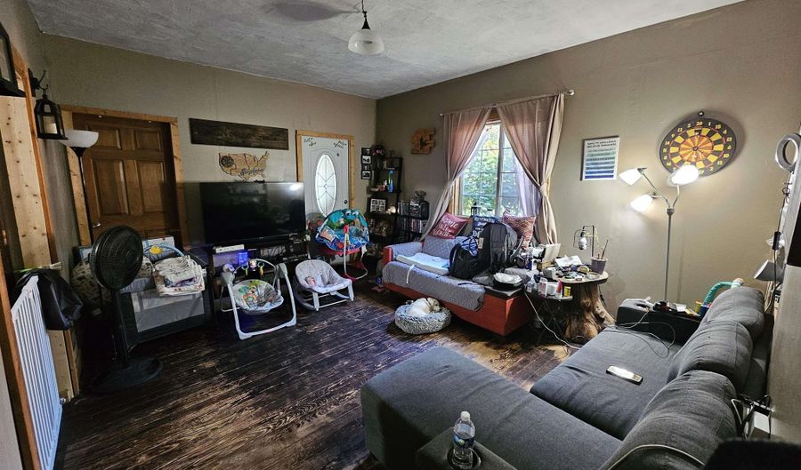415 W 15th St, Auburn, IN 46706 - 4 Beds, 2 Bath