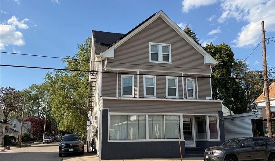 1289 Cranston St, Cranston, RI 02920 - 3 Beds, 2 Bath