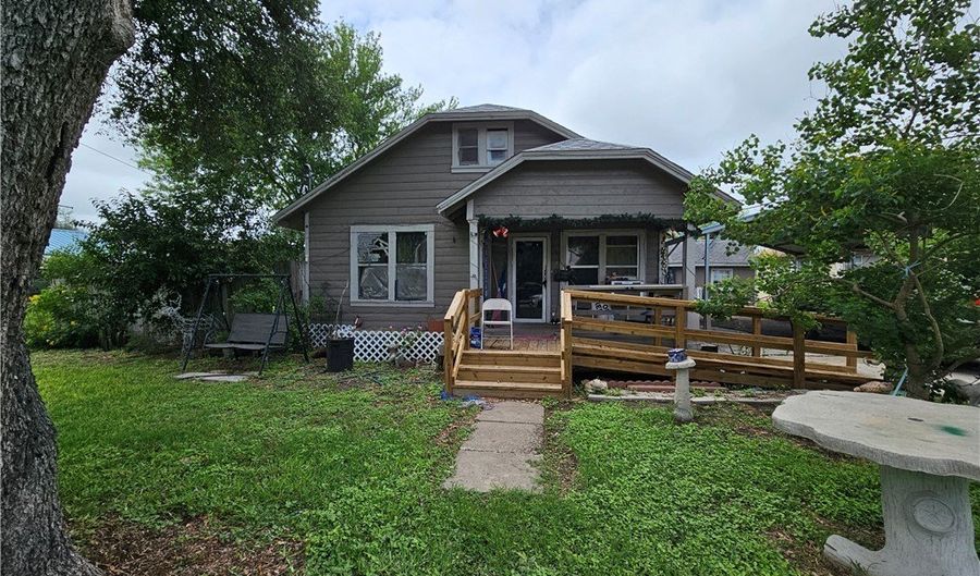 738 W 1st St, Alice, TX 78332 - 6 Beds, 2 Bath