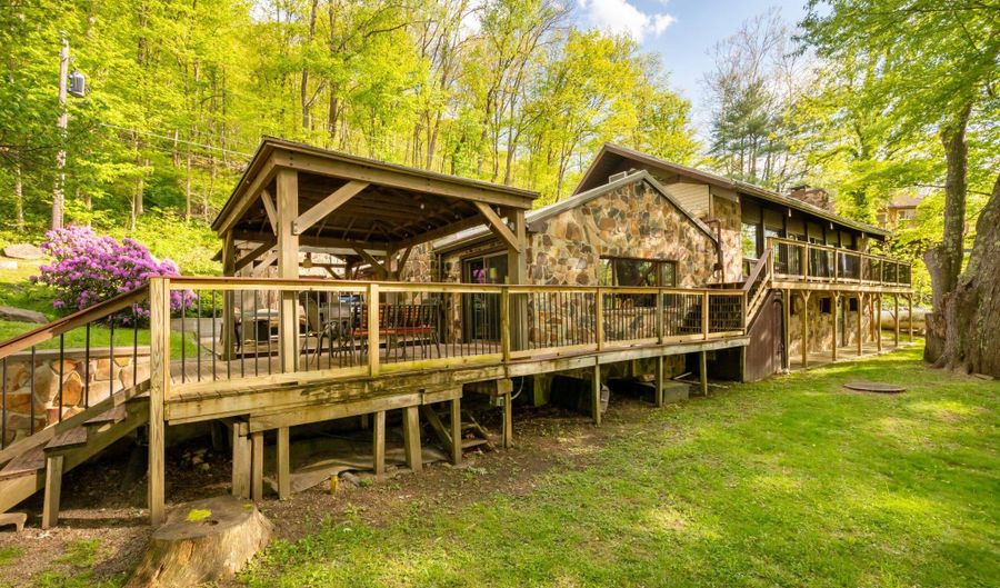 750 LAKE SIDE Rd, Addison, PA 15411 - 4 Beds, 3 Bath
