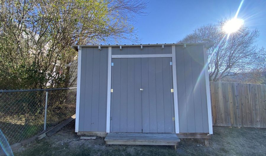 262 Clay St, Alderson, WV 24910 - 3 Beds, 2 Bath