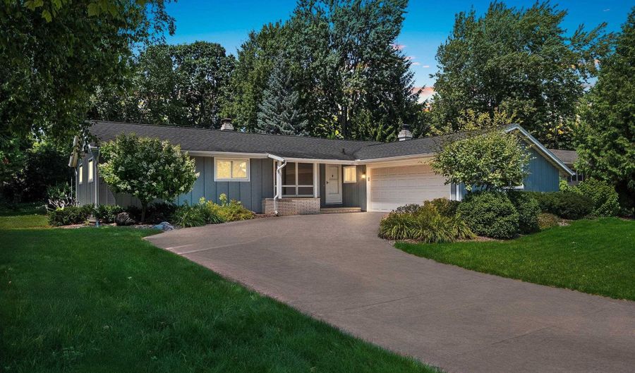 2407 S CLOVER Ln, Appleton, WI 54915 - 3 Beds, 2 Bath