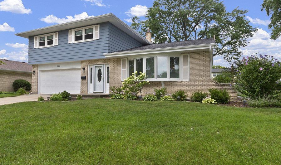 2003 E Lillian Ln, Arlington Heights, IL 60004 - 4 Beds, 3 Bath