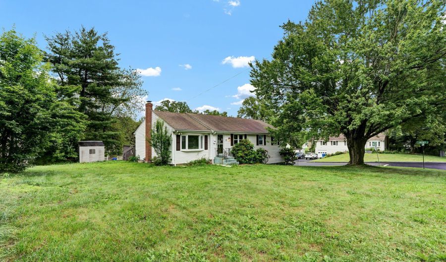 18 Nolan Dr, Bloomfield, CT 06002 - 3 Beds, 2 Bath