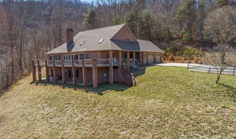 126 Hillcrest Dr, Barnardsville, NC 28709 - 4 Beds, 4 Bath