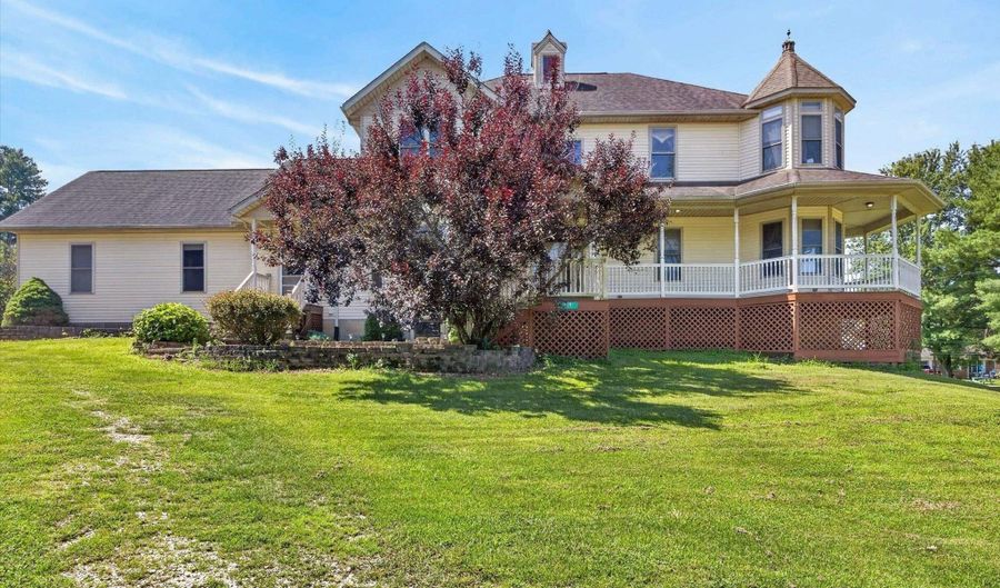 646 S Country Estates Ln, Bloomfield, IN 47424 - 3 Beds, 3 Bath