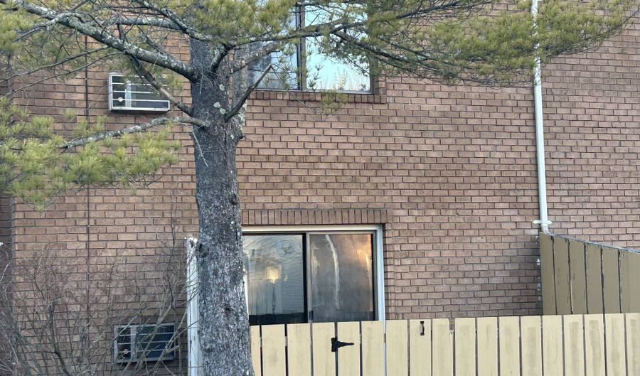 111 Sutton Pl 111, Bloomfield, CT 06002 - 2 Beds, 3 Bath