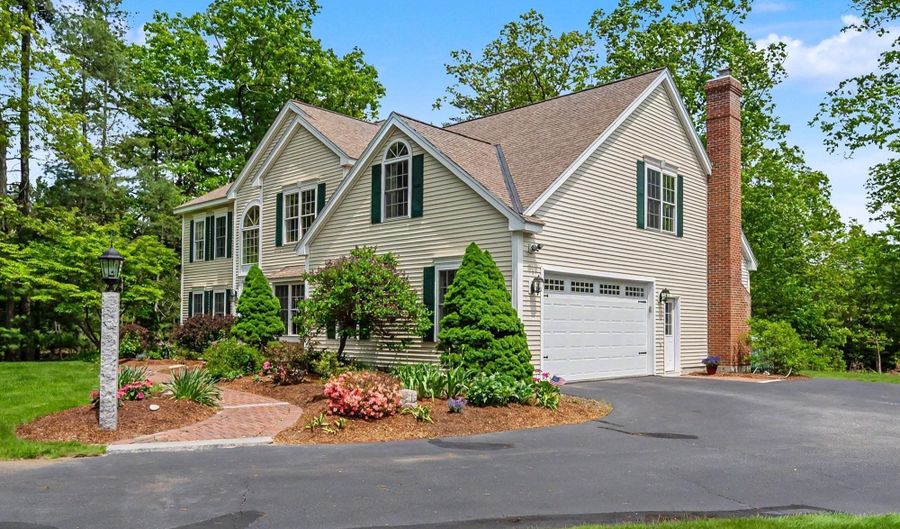 14 Karolina Ln, Bedford, NH 03110 - 4 Beds, 3 Bath