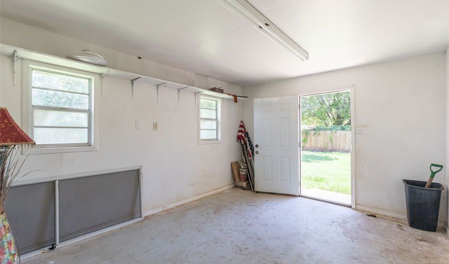 933 Reeves St, Abilene, TX 79602 - 3 Beds, 2 Bath