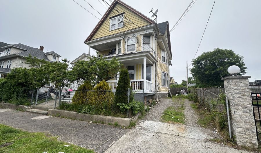 392 Laurel Ave, Bridgeport, CT 06605 - 6 Beds, 3 Bath