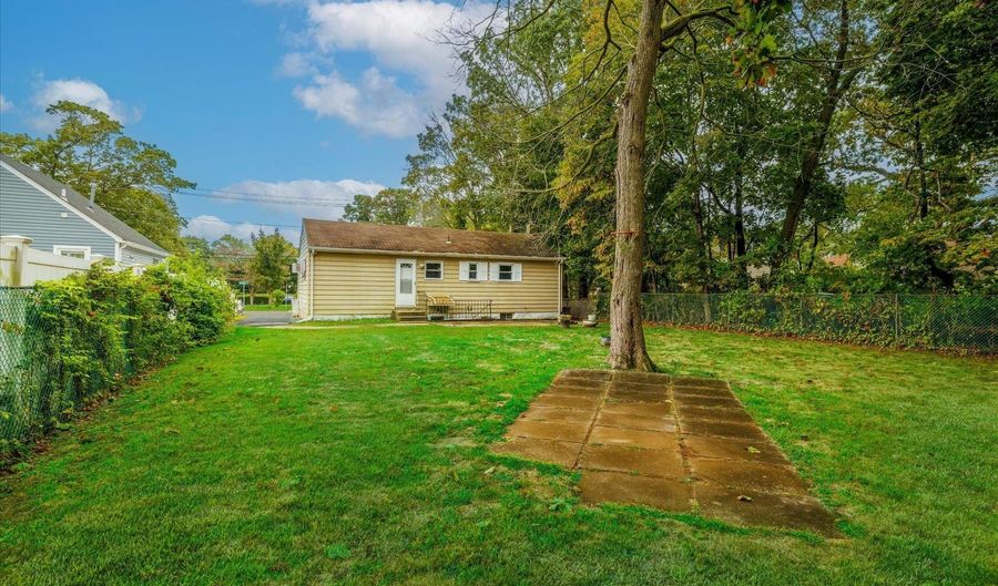 118 Coolidge Ave, Amityville, NY 11701 - 3 Beds, 2 Bath