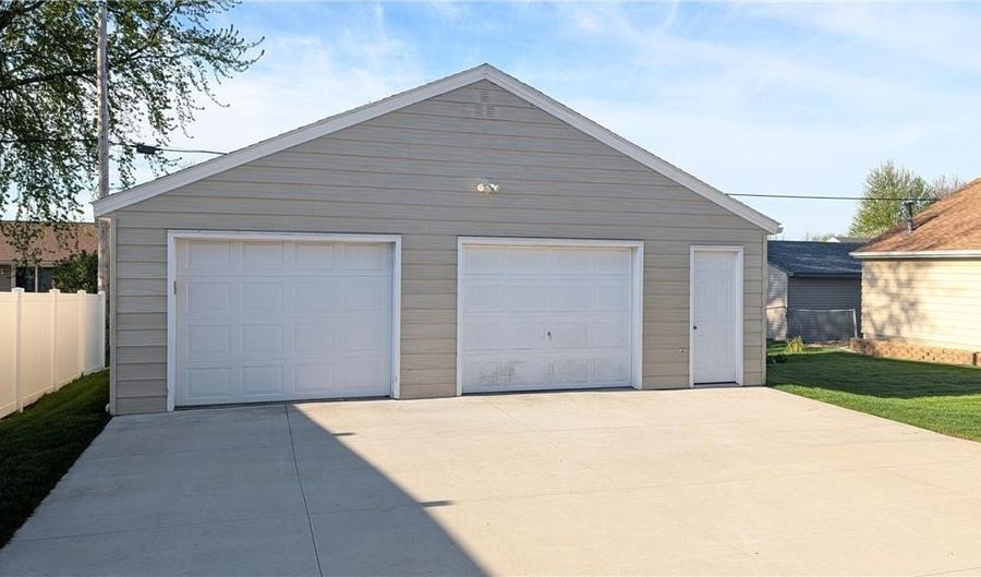 2008 2nd Ave SE, Austin, MN 55912 - 3 Beds, 2 Bath