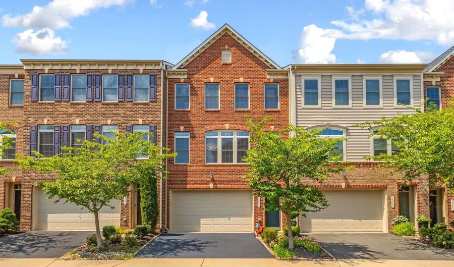 26065 HUNTWICK GLEN Sq, Aldie, VA 20105 - 3 Beds, 4 Bath