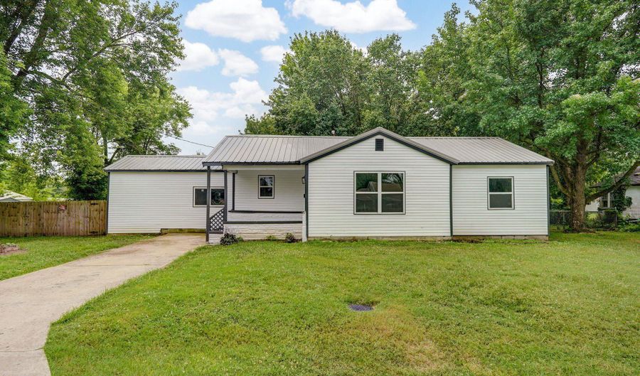 12 E Hawthorne St, Aurora, MO 65605 - 3 Beds, 2 Bath