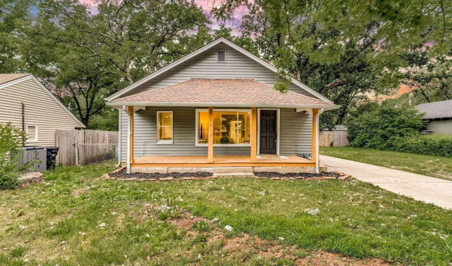 1417 N Dearborn, Augusta, KS 67010 - 3 Beds, 2 Bath