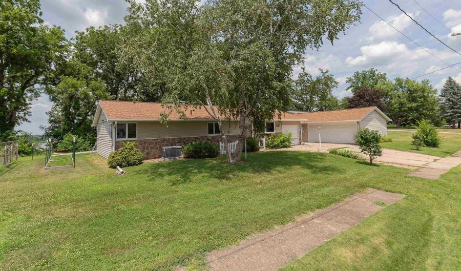 808 S CHURCH St, Albany, IL 61230 - 3 Beds, 2 Bath