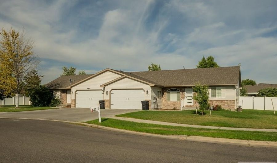 995 Edinburg Cir, Ammon, ID 83406 - 2 Beds, 2 Bath