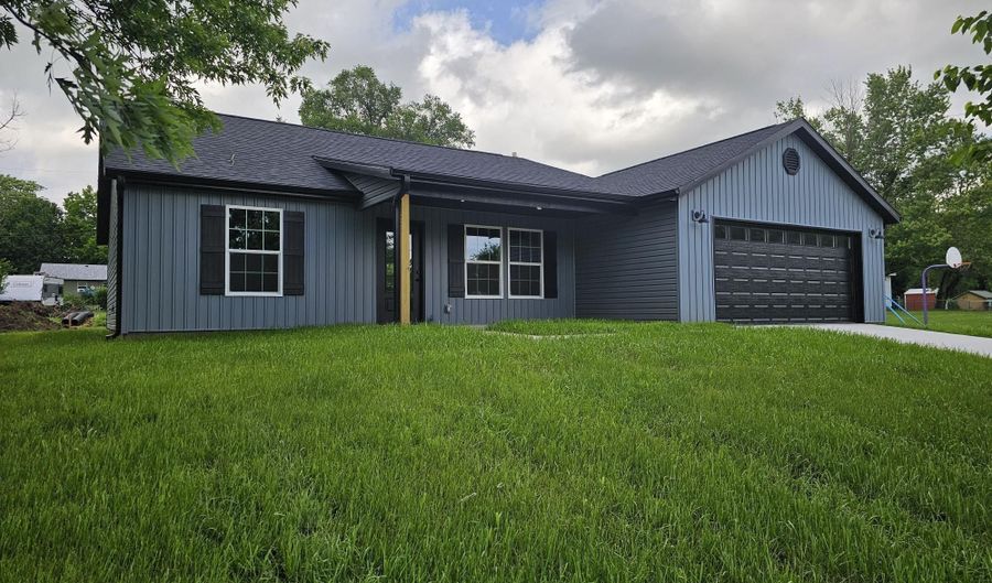 215 W Cofield St, Aurora, MO 65605 - 3 Beds, 2 Bath