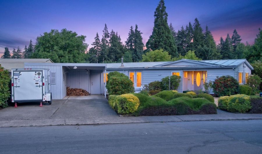 21986 LAUREL Ave, Aurora, OR 97002 - 3 Beds, 2 Bath