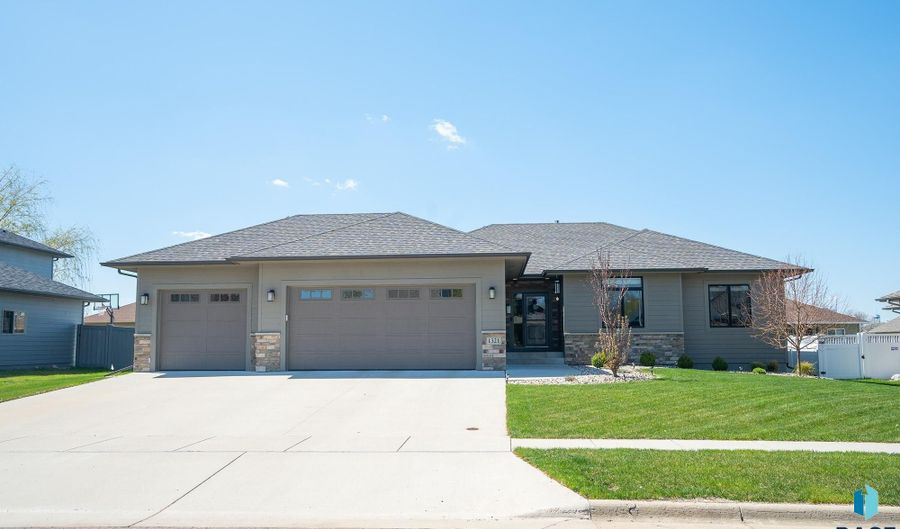 1321 W Stonegate Dr, Sioux Falls, SD 57108 - 3 Beds, 2 Bath