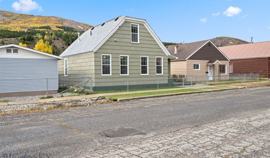 1009 E 5th St, Anaconda, MT 59711 - 3 Beds, 2 Bath